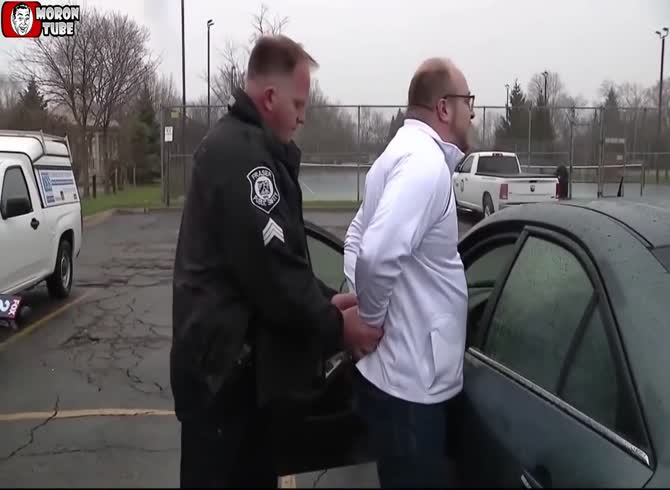 Video: After being freed by the police, he is detained for assault once more